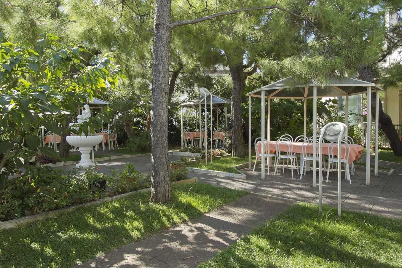 Hotel La Maestra Grottammare Exterior photo